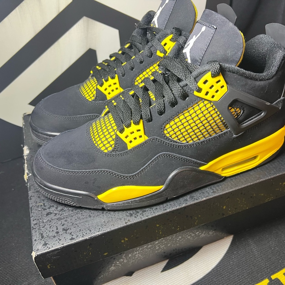 Jordan 4s Thunder - Picture 3 of 8